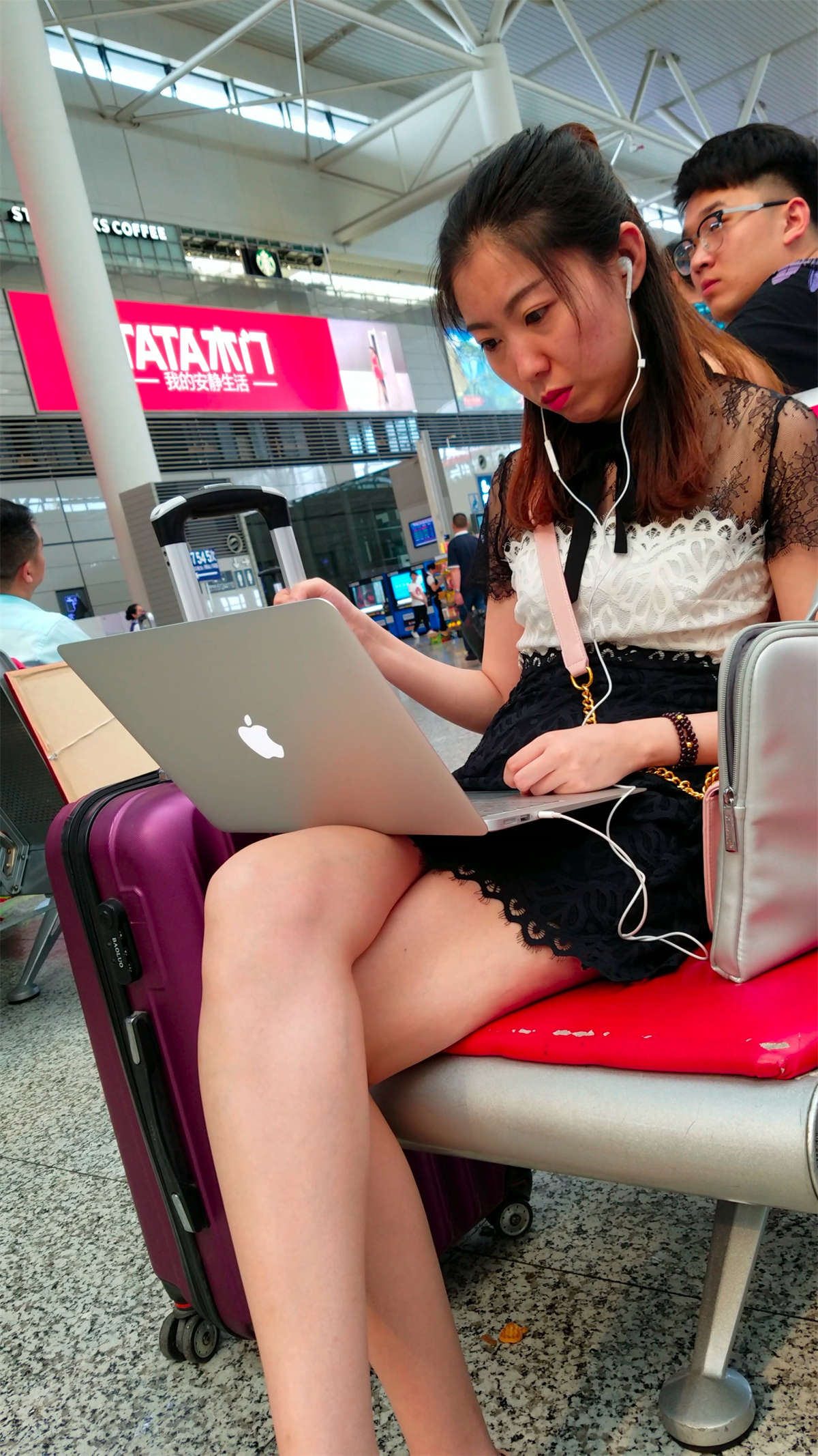 [4K高清视频]高铁站不忘工作的大长腿美女气质有韵味-日更街拍