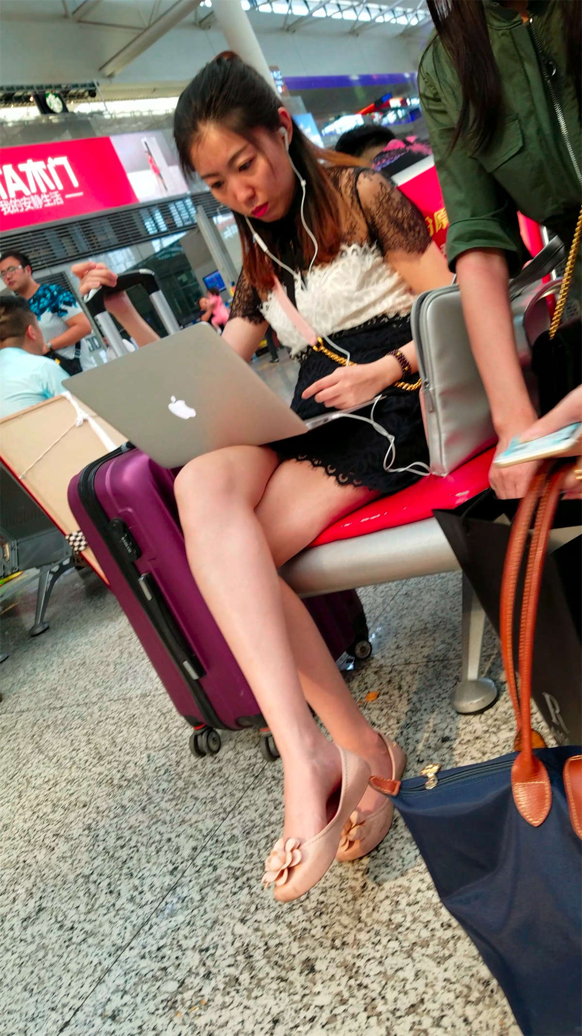 图片[2]-[4K高清视频]高铁站不忘工作的大长腿美女气质有韵味-日更街拍