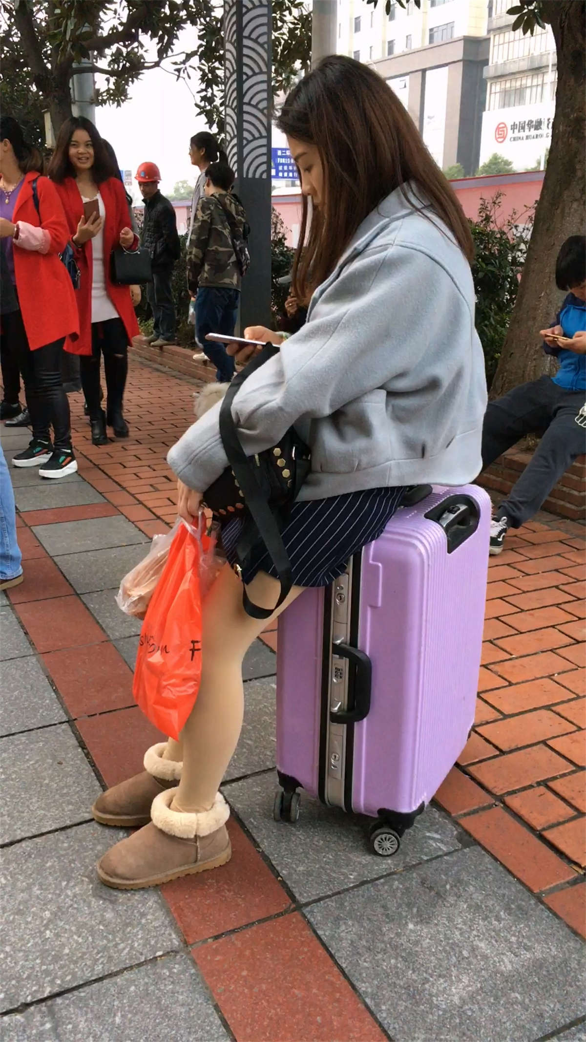 肉色丝袜长发可爱美眉-日更街拍