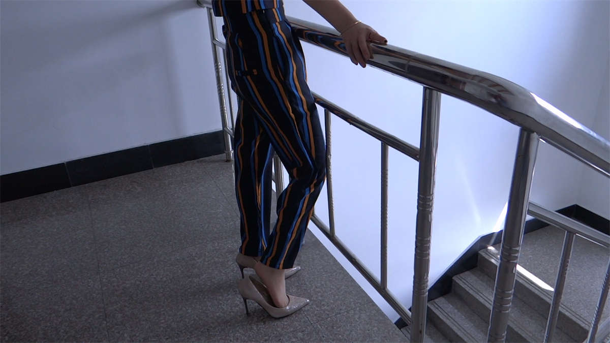 漂亮妈妈的肉丝袜美足脚-日更街拍