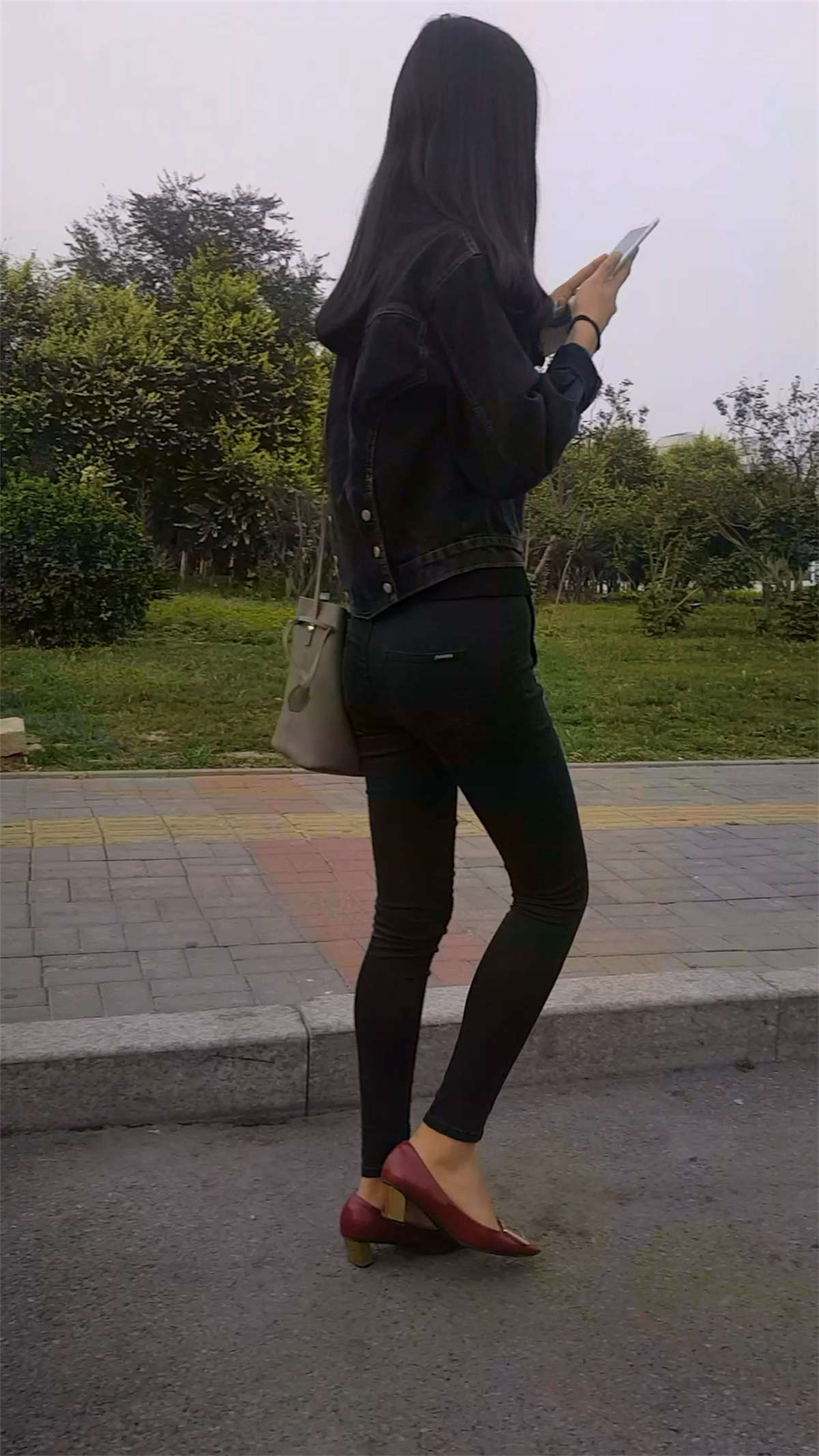 高挑好身材紧身裤长腿小姐姐-日更街拍