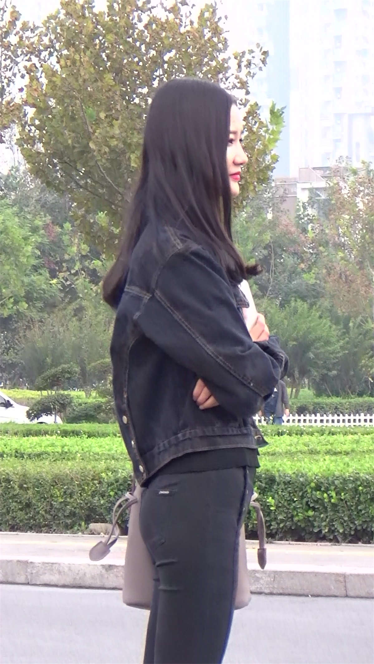 图片[2]-高挑好身材紧身裤长腿小姐姐-日更街拍