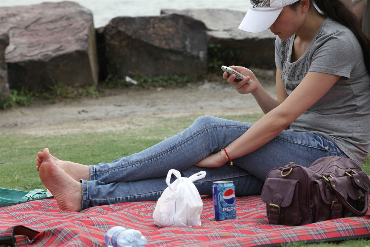 图片[2]-踏青公园街拍系列No.38 清秀少妇的玉足全貌-日更街拍