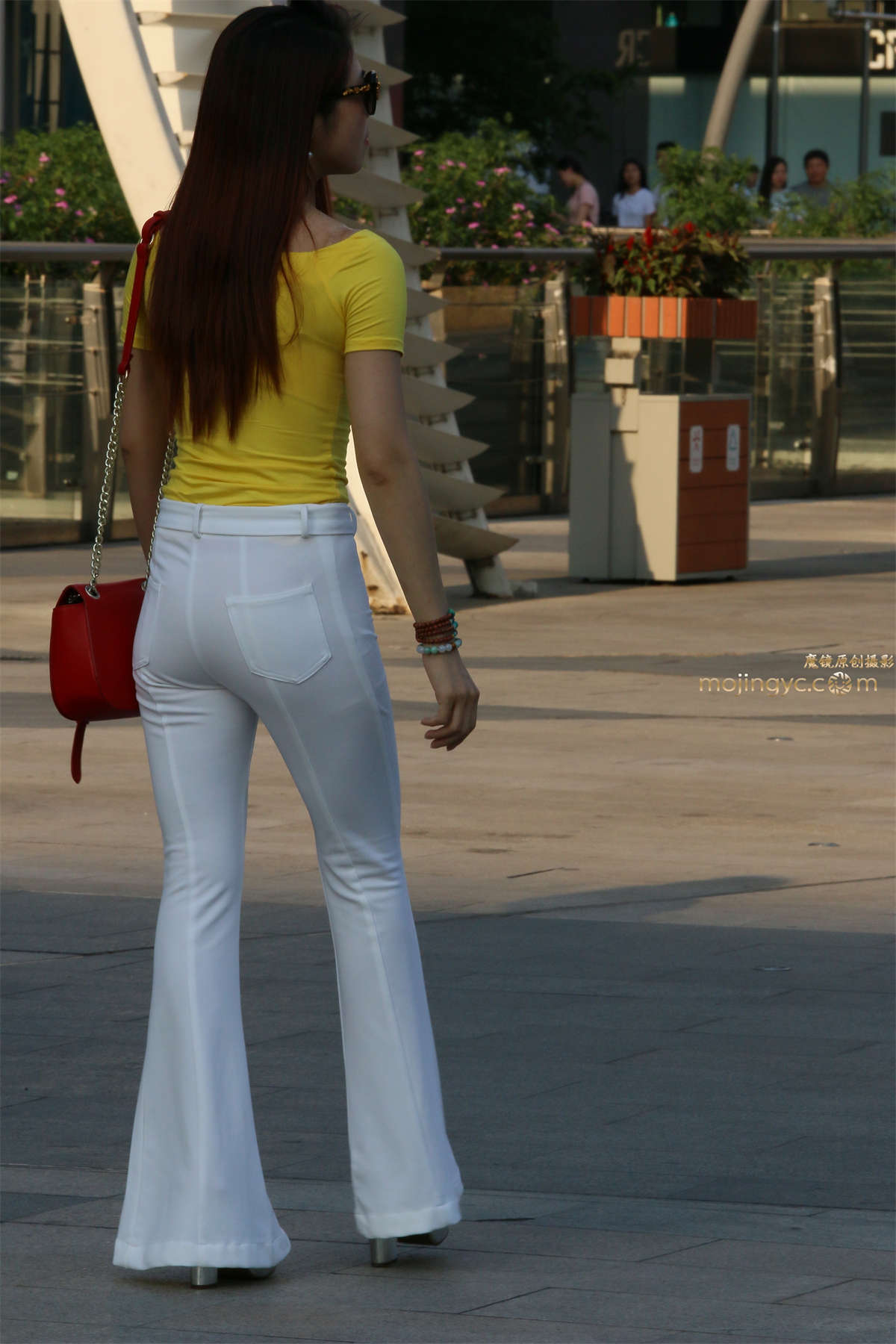 图片[2]-白裤少妇-日更街拍