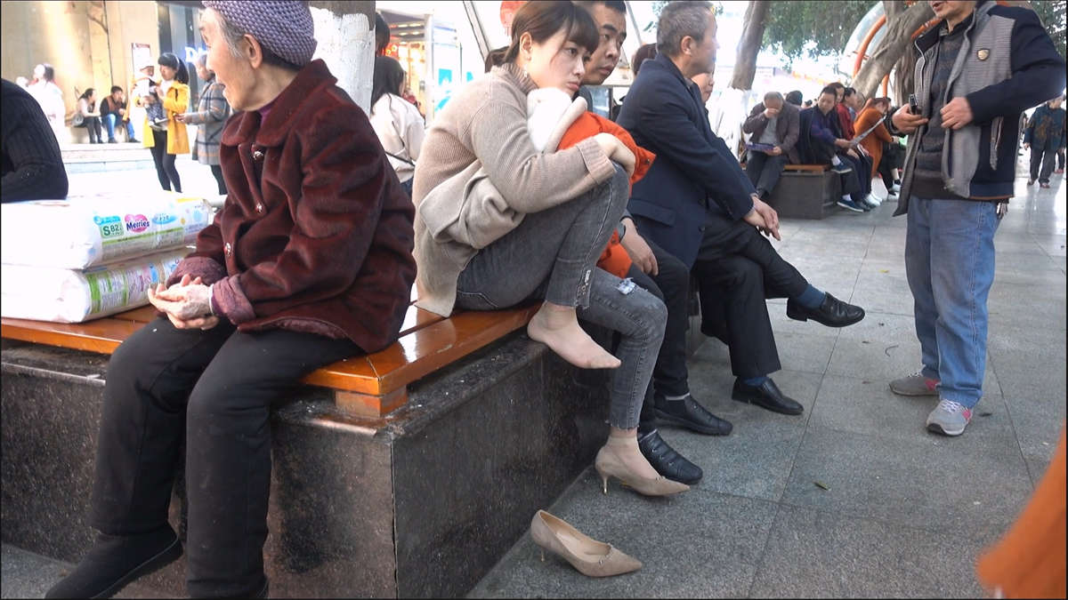 图片[2]-花坛边休息的美女-日更街拍