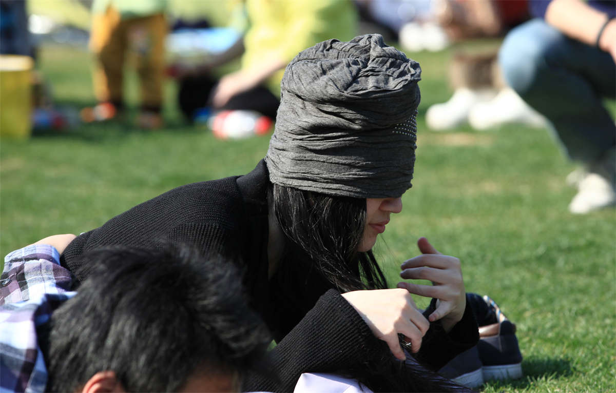 图片[2]-踏青公园街拍系列No.116 少见的黑丝网袜配上少见的细长美腿，让人流连忘返-日更街拍