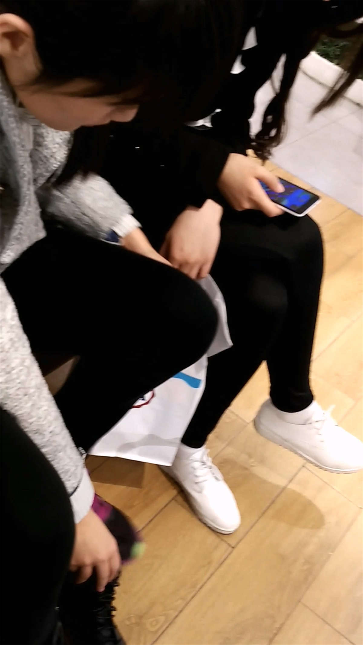 一起去鞋店买鞋拍的-日更街拍