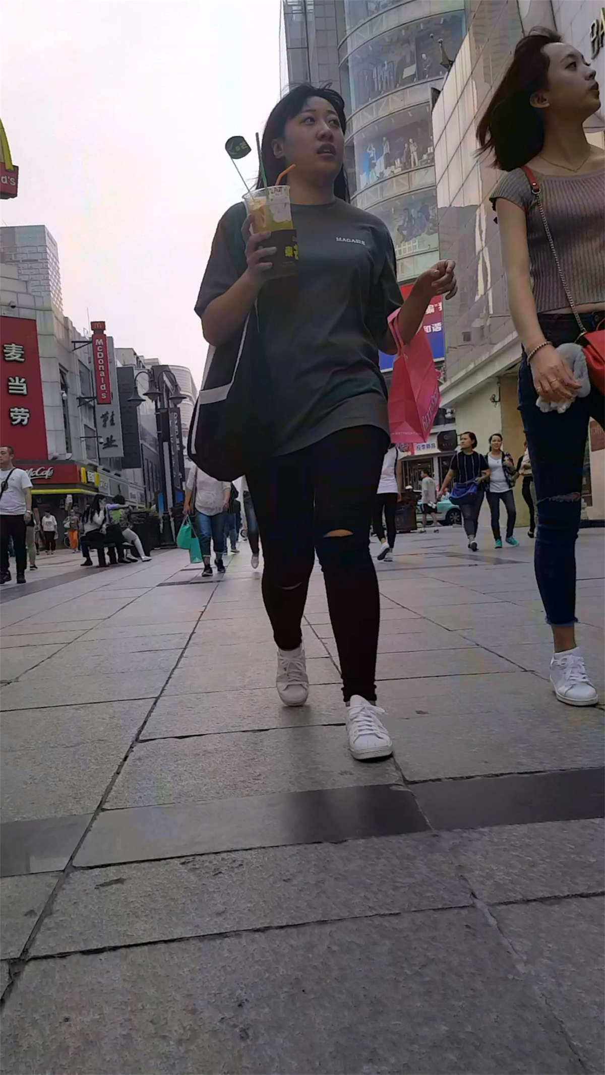 气质紧身蓝色牛仔裤美女-日更街拍