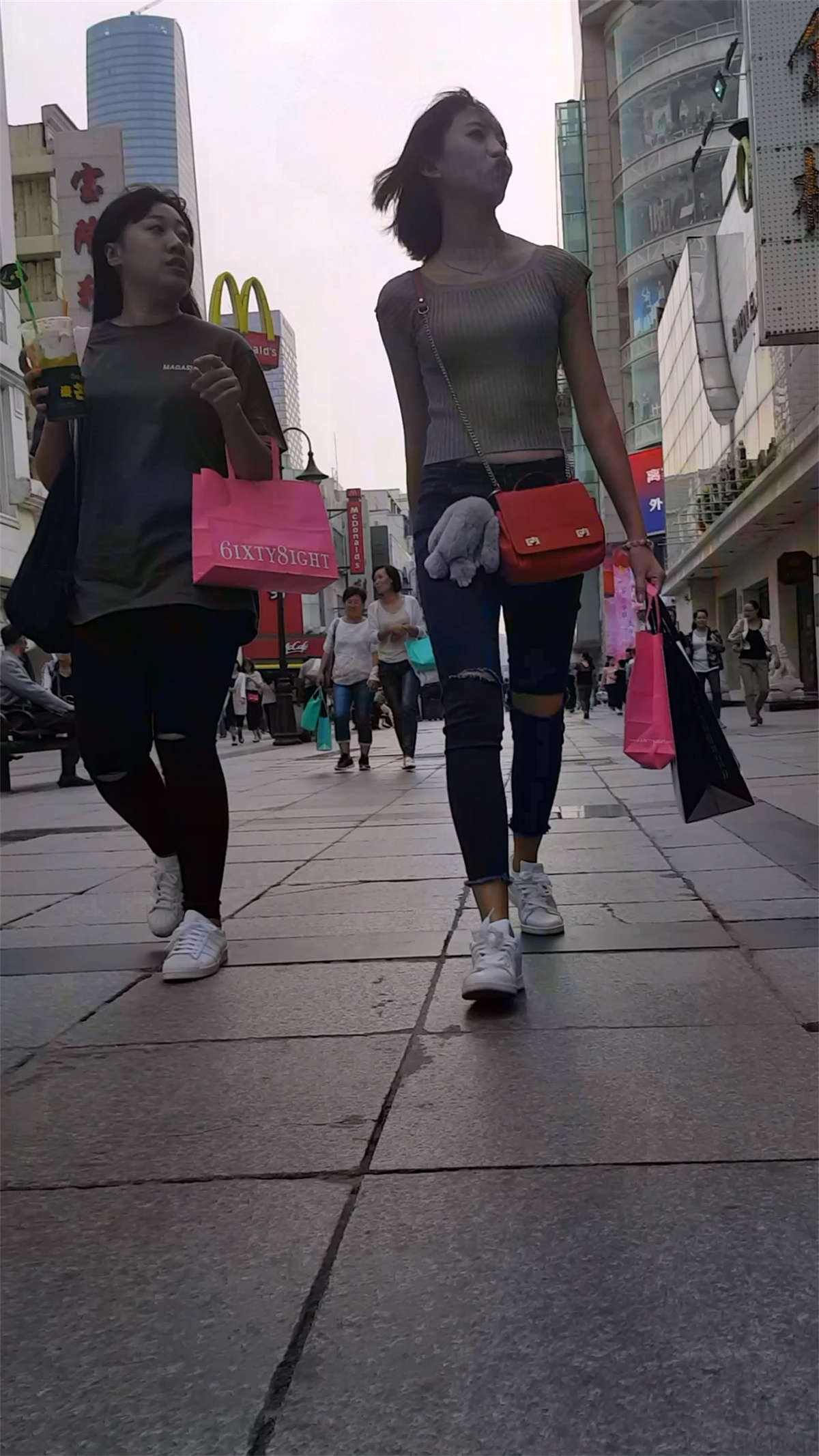 图片[2]-气质紧身蓝色牛仔裤美女-日更街拍