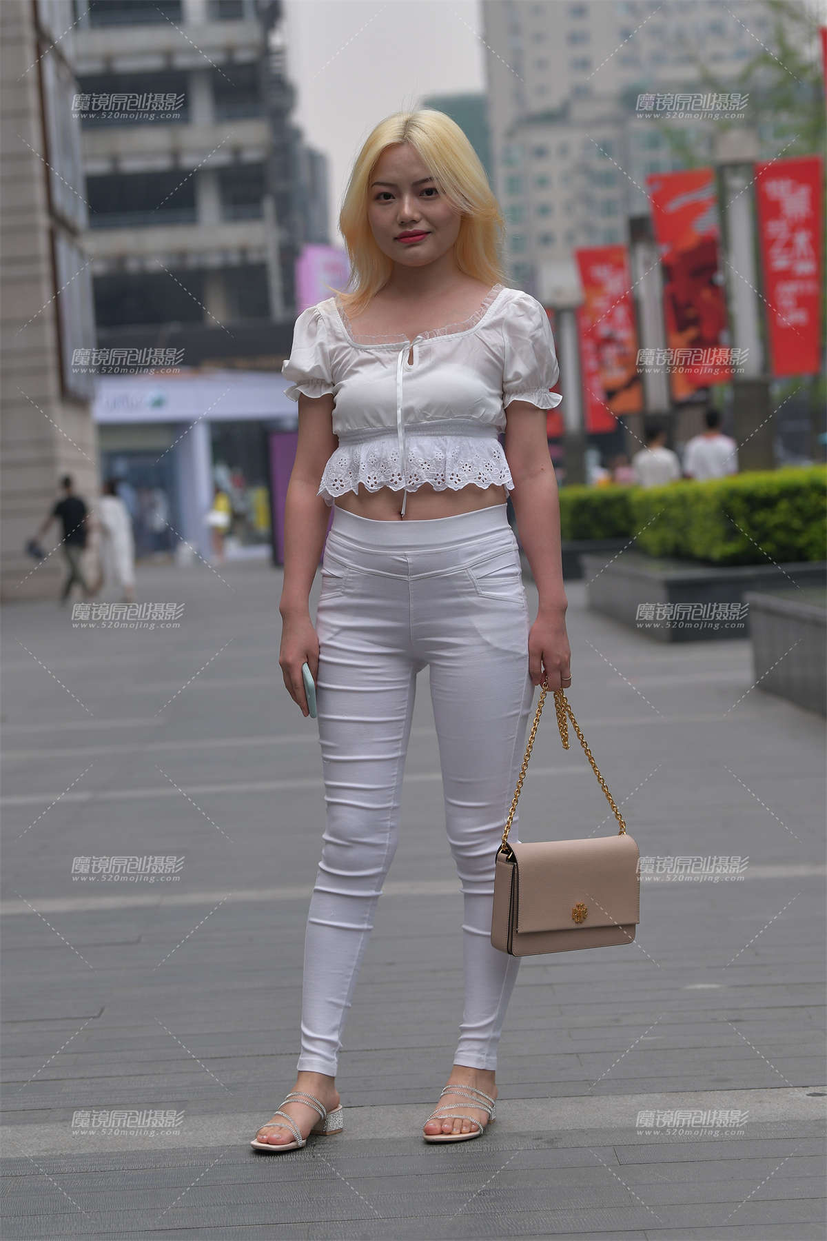 【视觉冲击赛贴】性感紧身白裤美眉-日更街拍