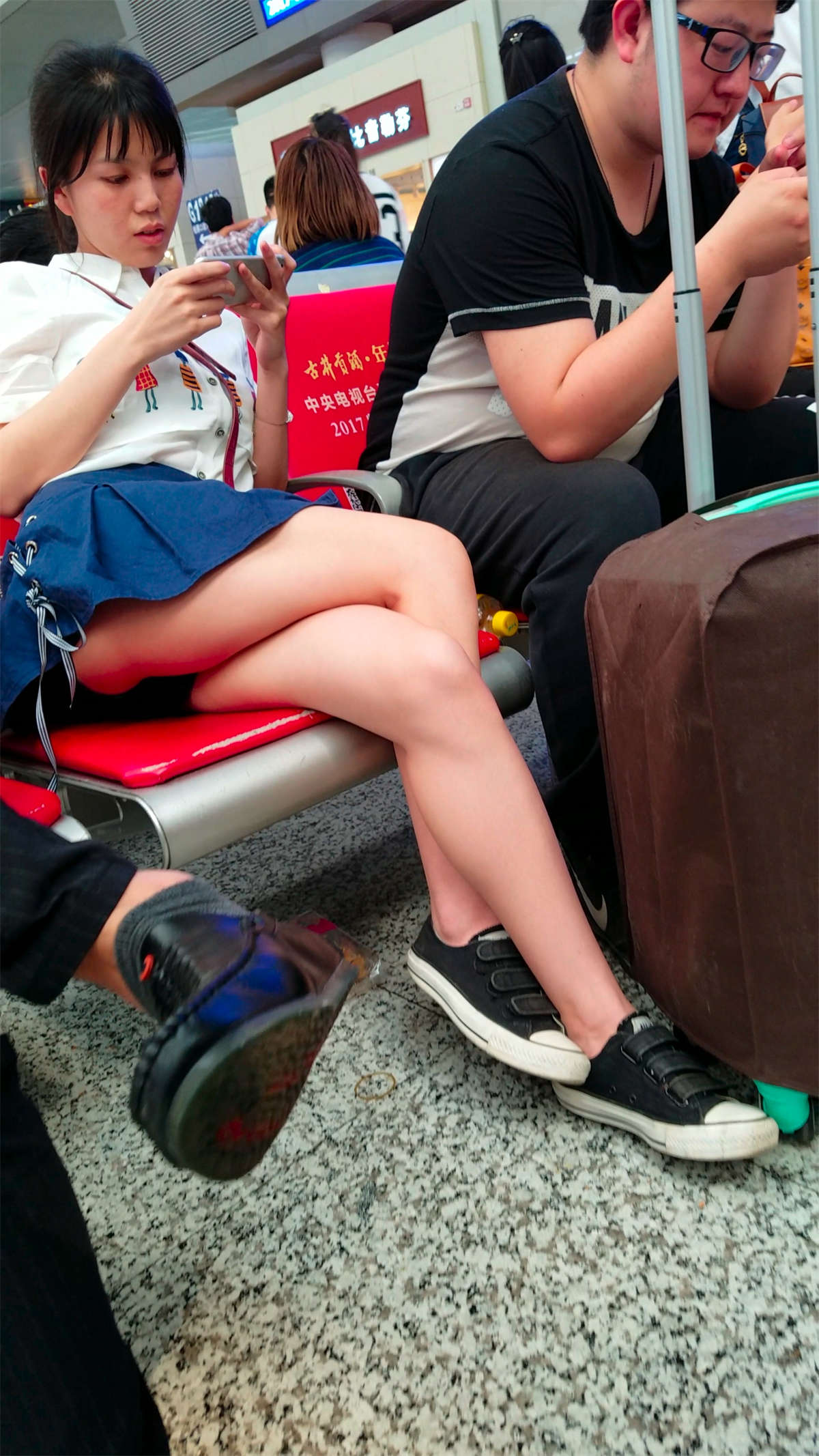 [4K高清视频]美女这坐姿着实有点过分了-日更街拍