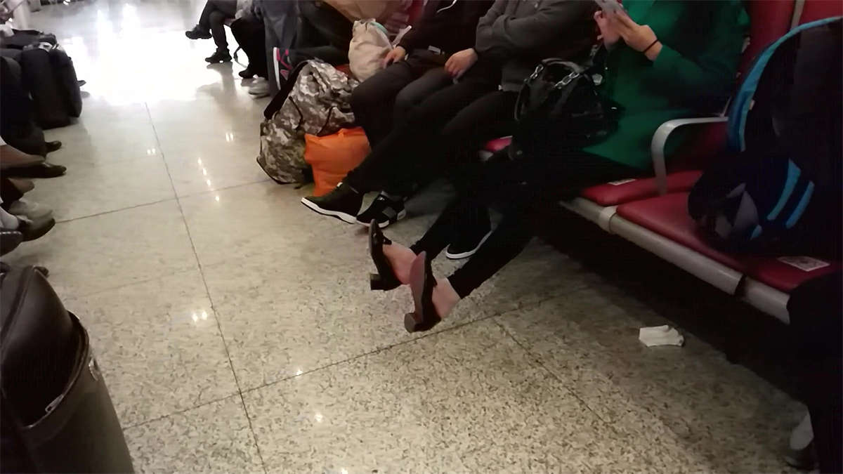 图片[2]-坐在椅子上玩鞋的小少妇-日更街拍