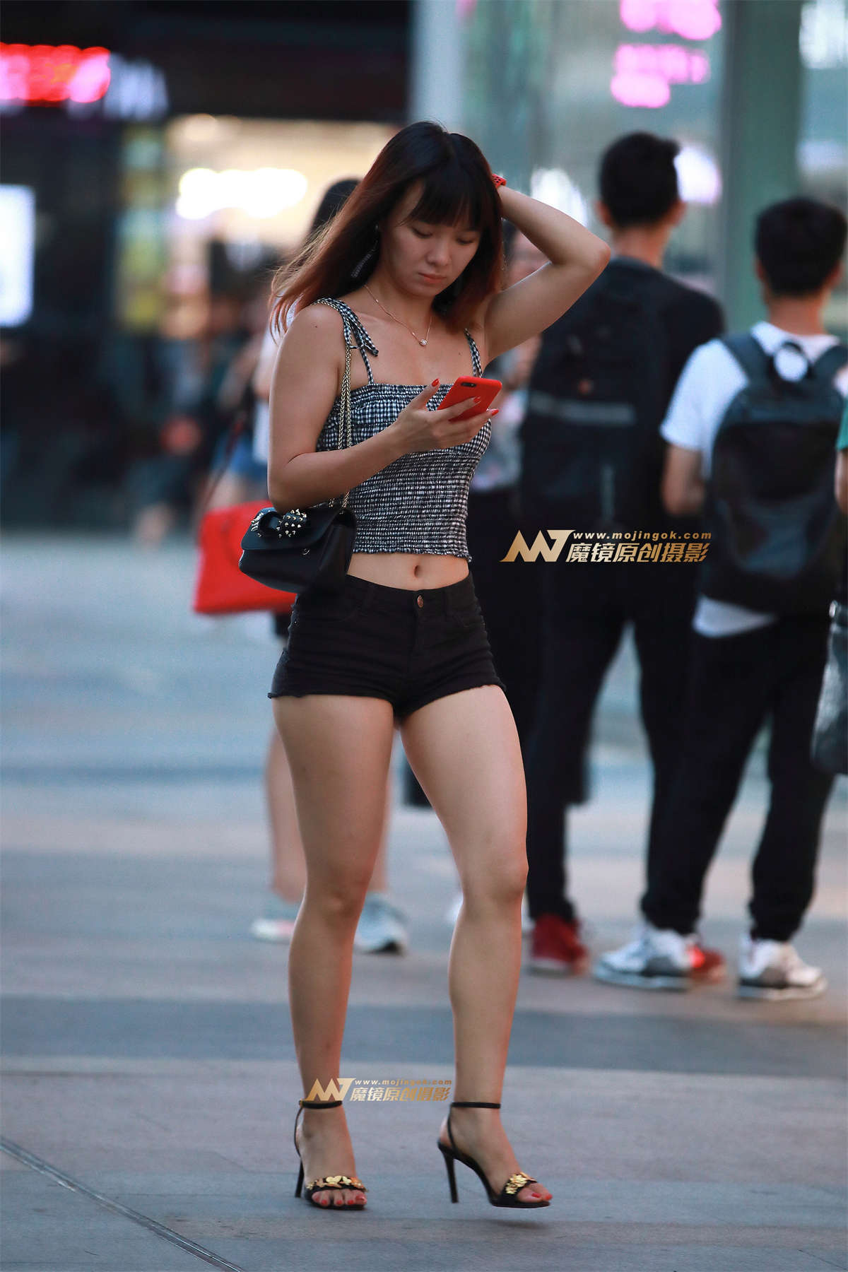 夜幕下的丰韵美女-日更街拍