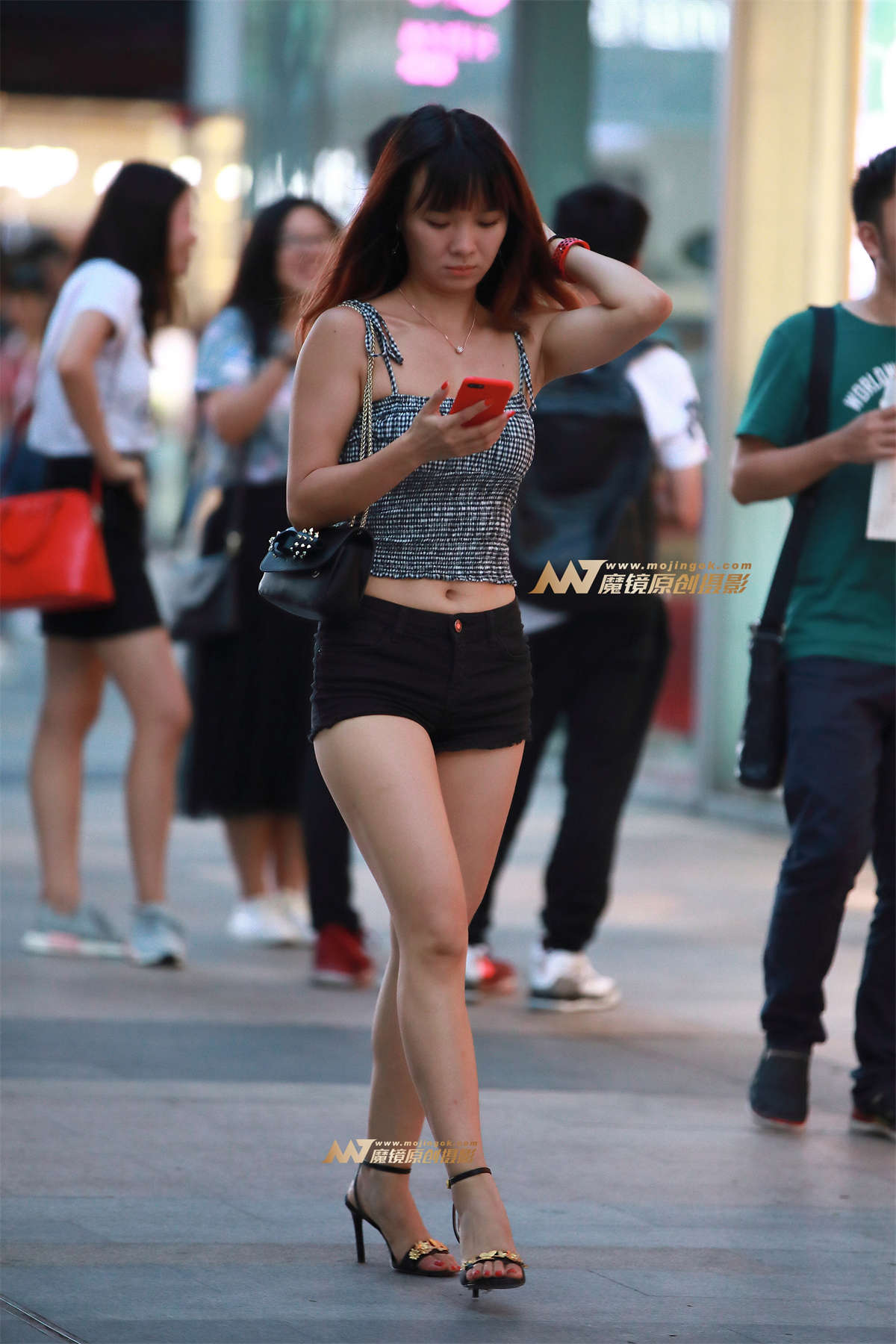 图片[2]-夜幕下的丰韵美女-日更街拍