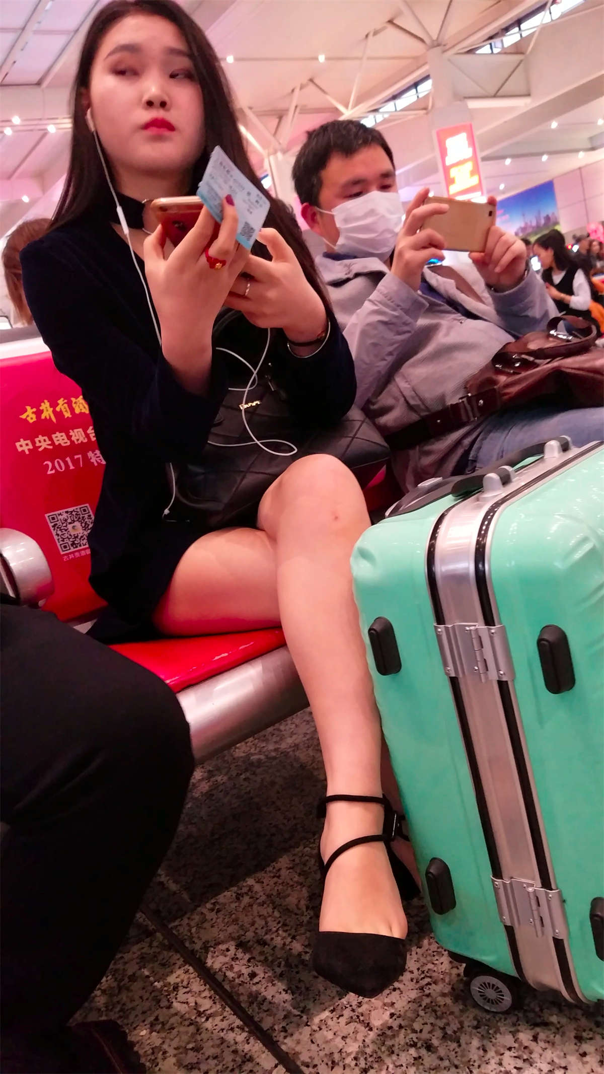 [4K高清视频]等火车的美女-日更街拍