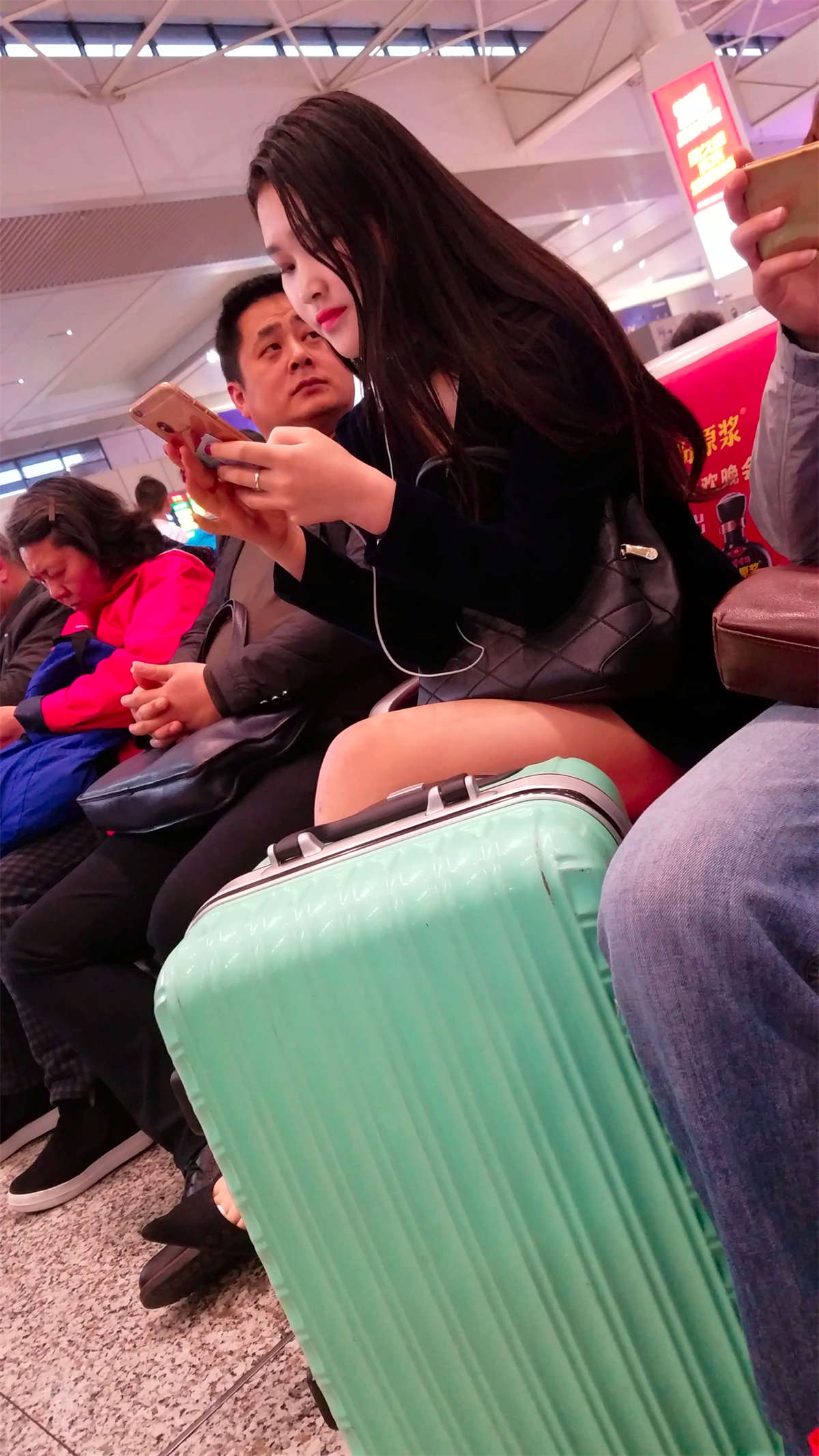 图片[2]-[4K高清视频]等火车的美女-日更街拍