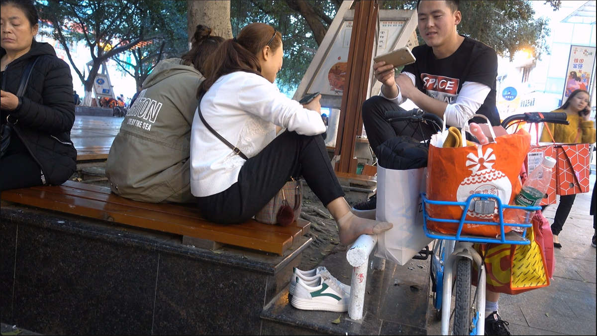 坐在花坛休息的少妇-日更街拍