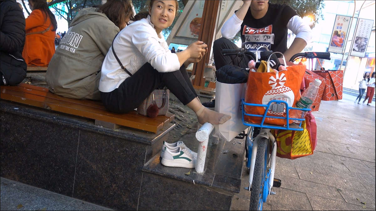 图片[2]-坐在花坛休息的少妇-日更街拍