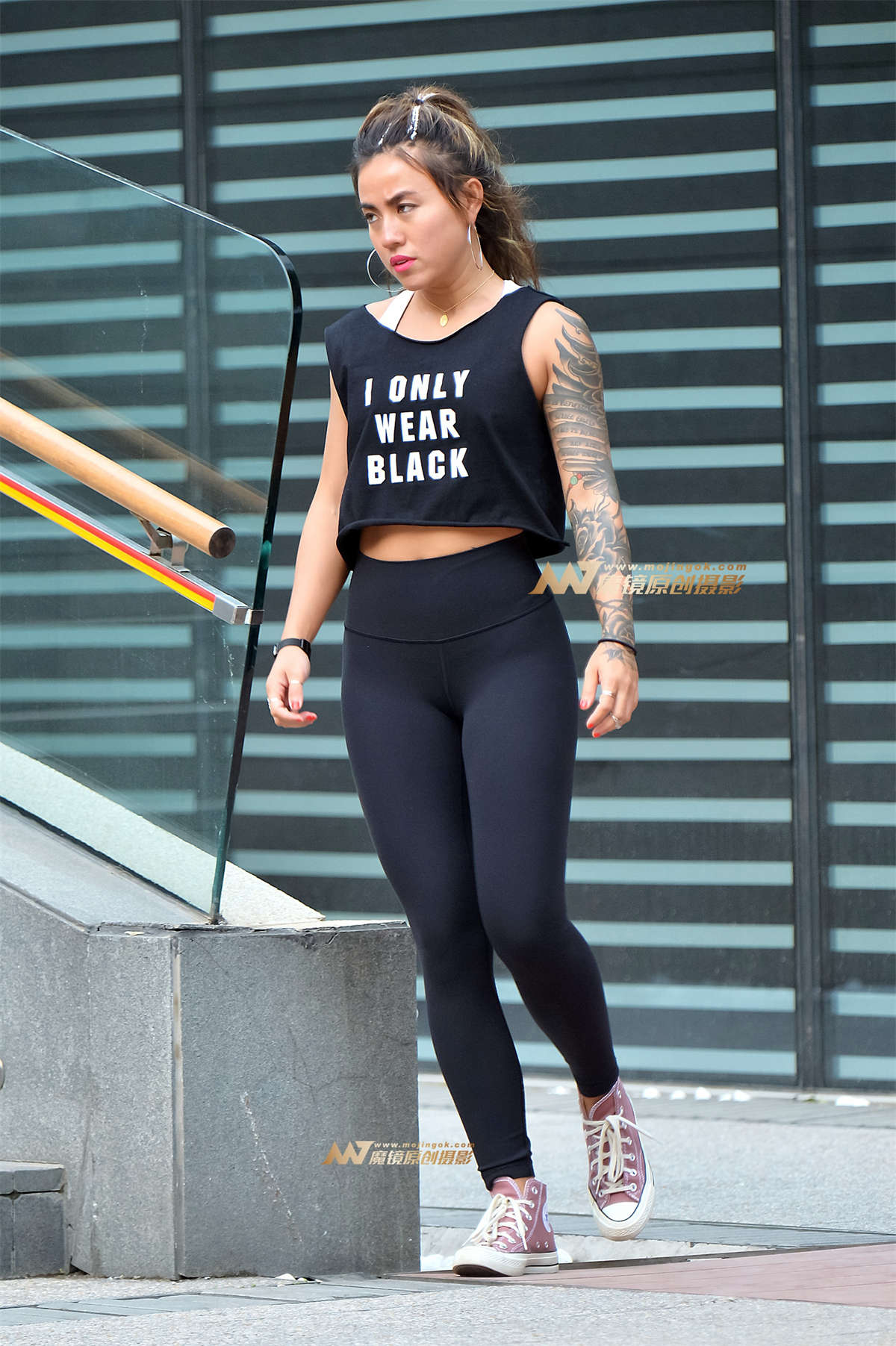 左手倒影：黑紧裤包臀的魅力-日更街拍