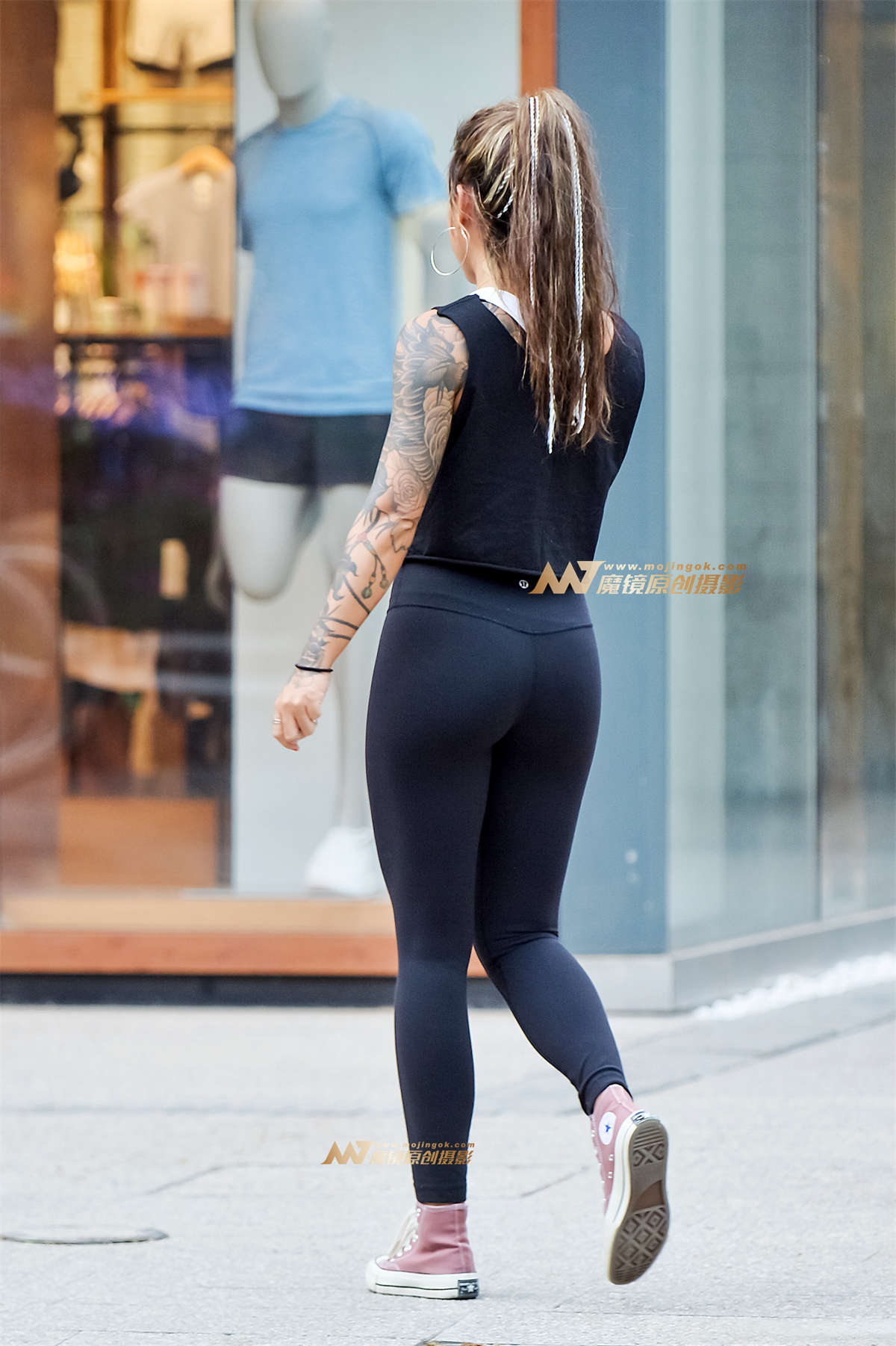 图片[2]-左手倒影：黑紧裤包臀的魅力-日更街拍