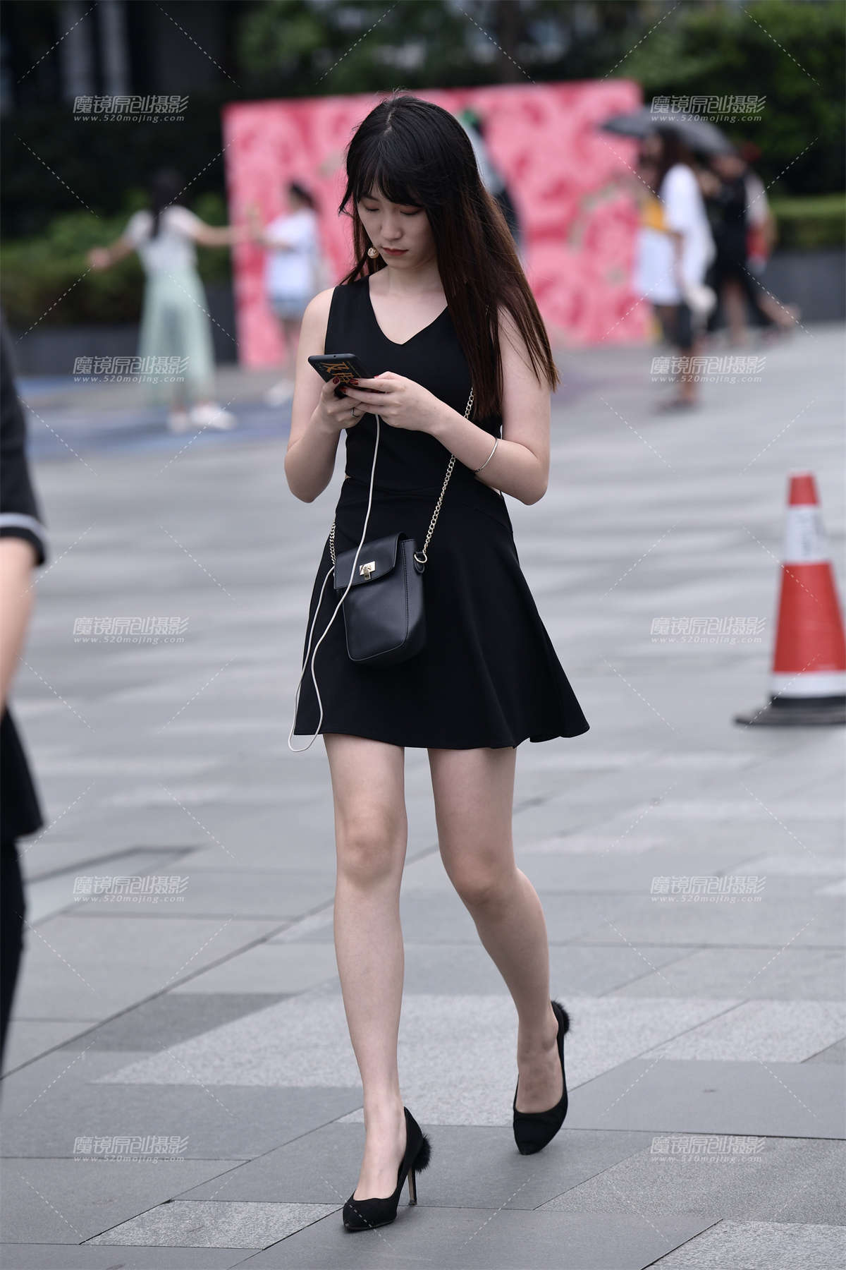 玩手机的小姐姐-日更街拍