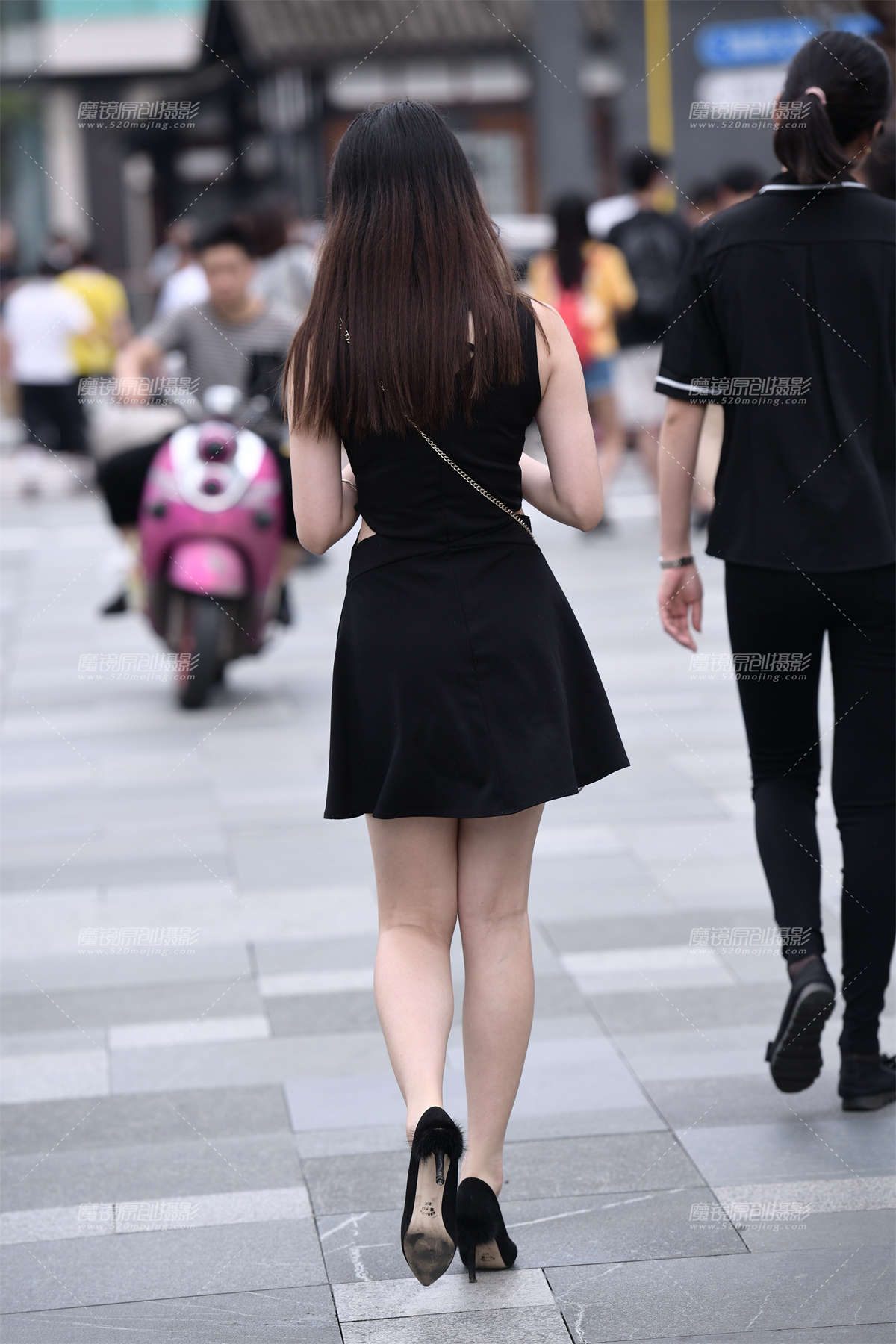 图片[2]-玩手机的小姐姐-日更街拍