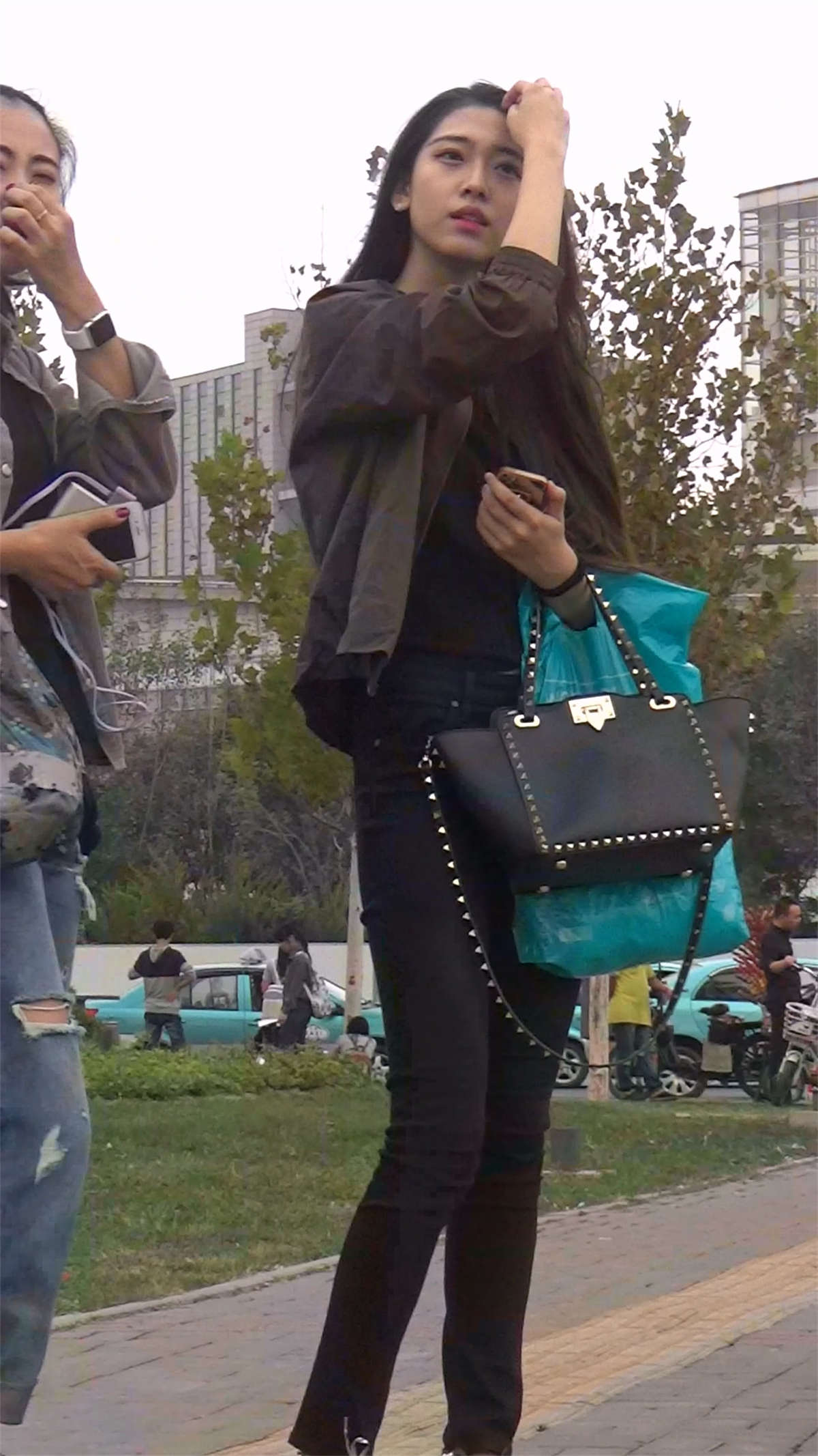 图片[2]-天生丽质的苗条身材紧身裤美女-日更街拍