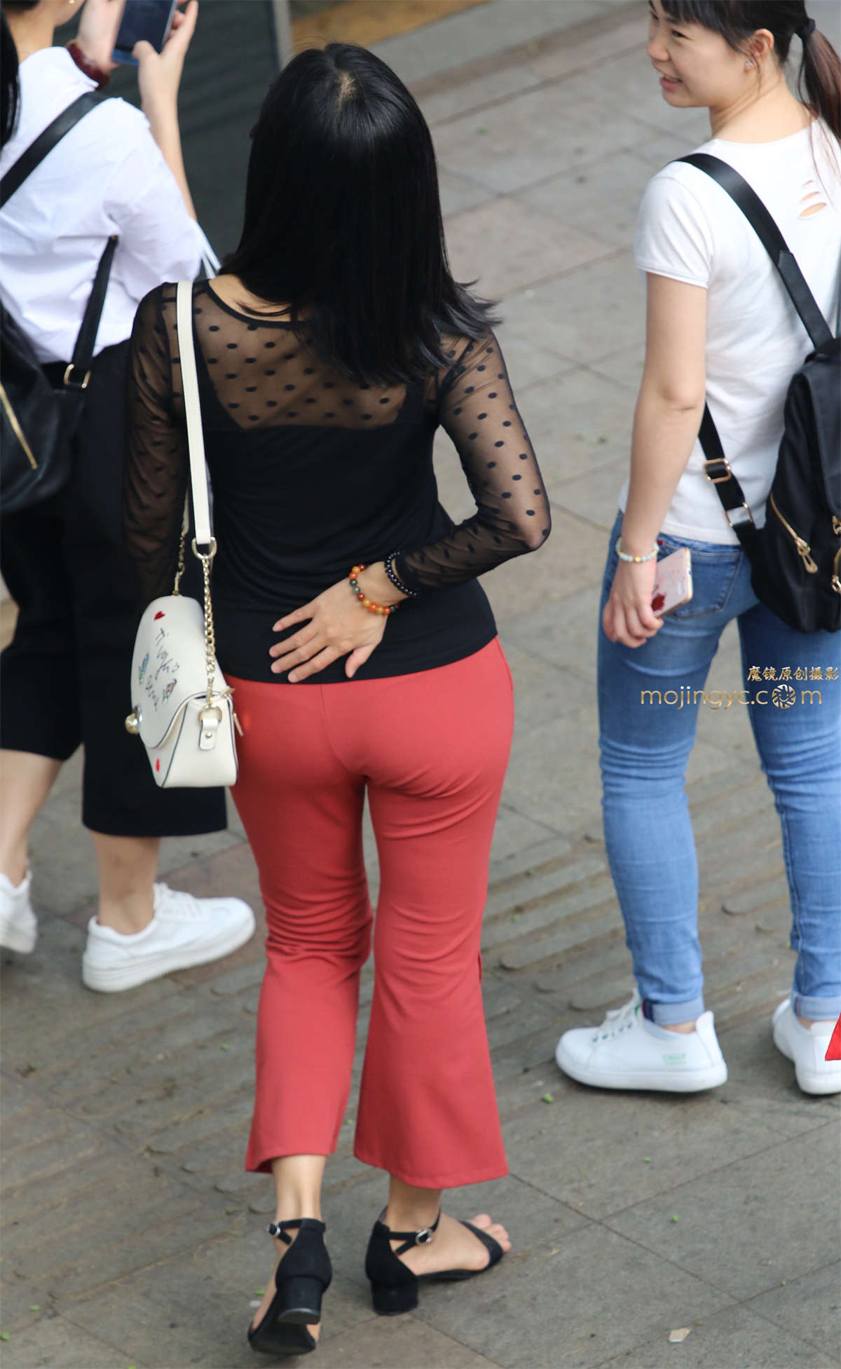 图片[2]-红裤少妇-日更街拍