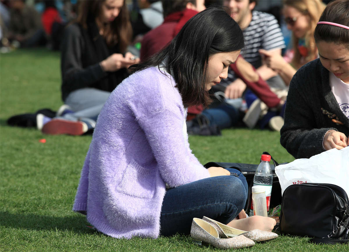 图片[2]-踏青公园街拍系列No.117 丝足姑娘足底正对阳光，丝袜厚点也会很通透-日更街拍