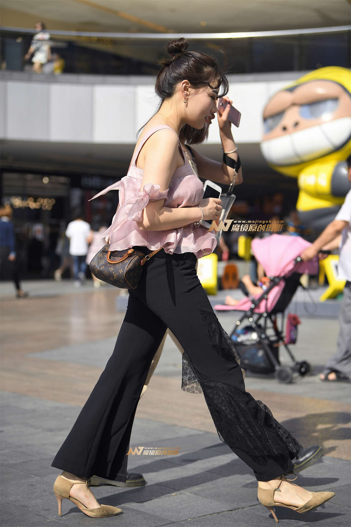 图片[2]-【一只傻麋鹿赛帖】粉衣黑裤美女-日更街拍