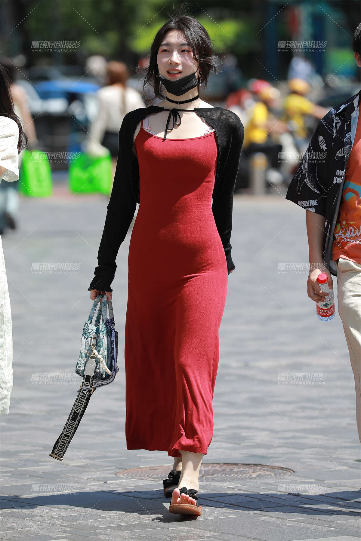 【玻璃街拍】红色紧身包臀裙-日更街拍