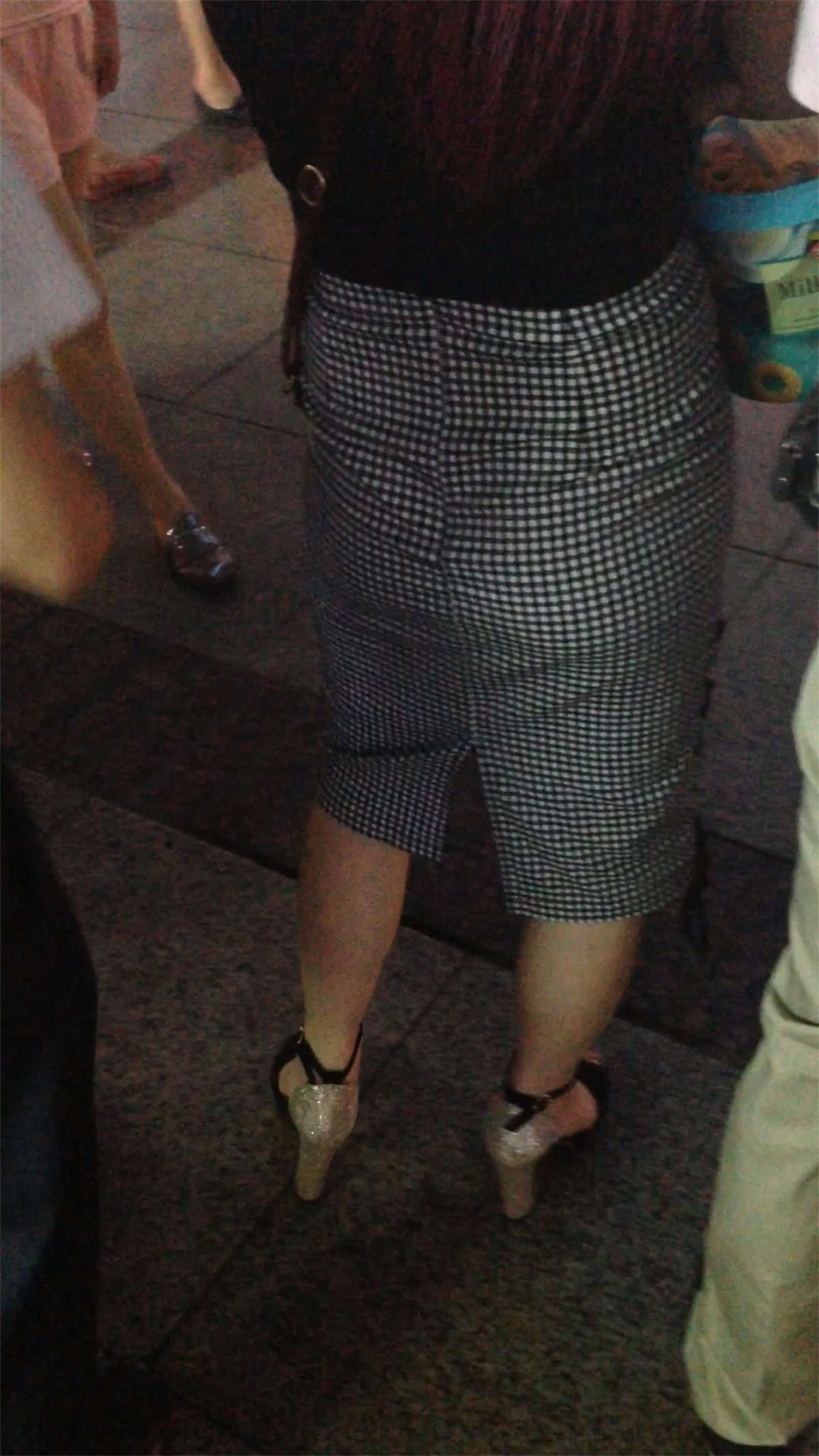 图片[2]-牛仔7分裤美女-日更街拍