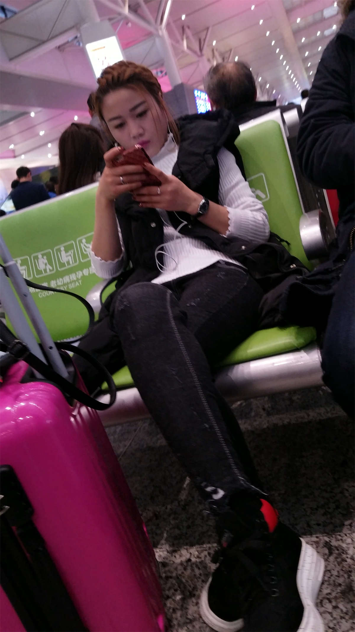 图片[2]-[4K高清视频]火车站候车的黑色紧身牛仔裤可爱漂亮美女-日更街拍