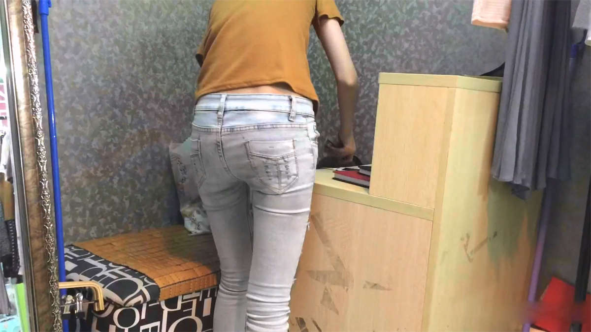 图片[2]-浅色紧牛性感小妹-日更街拍