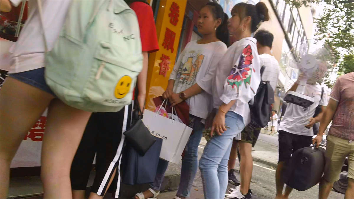 白T恤牛仔热裤超短MM-日更街拍