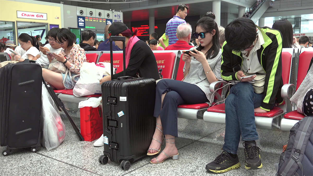 图片[2]-冷冷的女神玉骨冰肌，如雪玉足在细带缠绕下动静皆宜-日更街拍