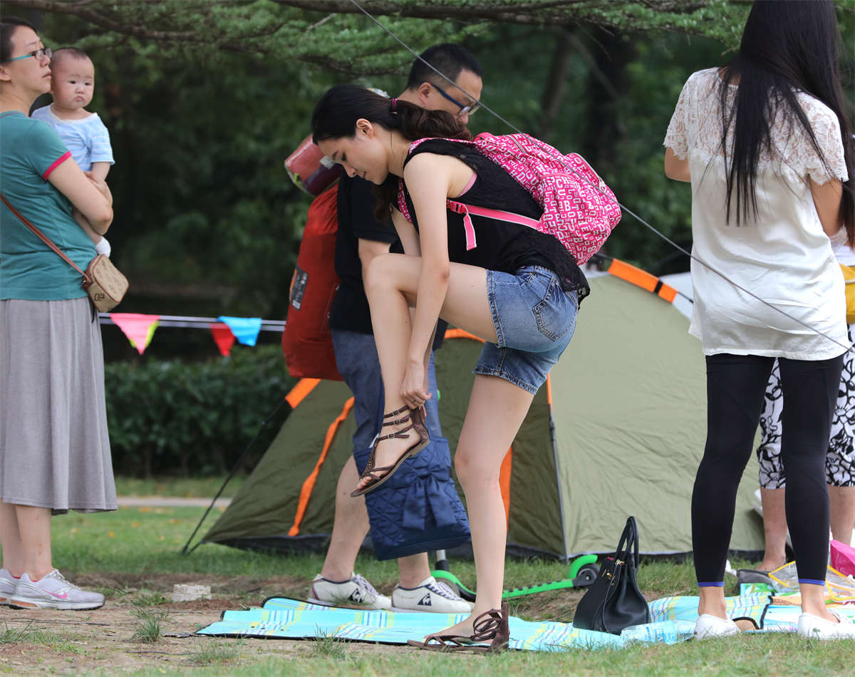 图片[2]-踏青公园街拍系列No.40 甜美少妇细长嫩足，高像素新机开始发力-日更街拍