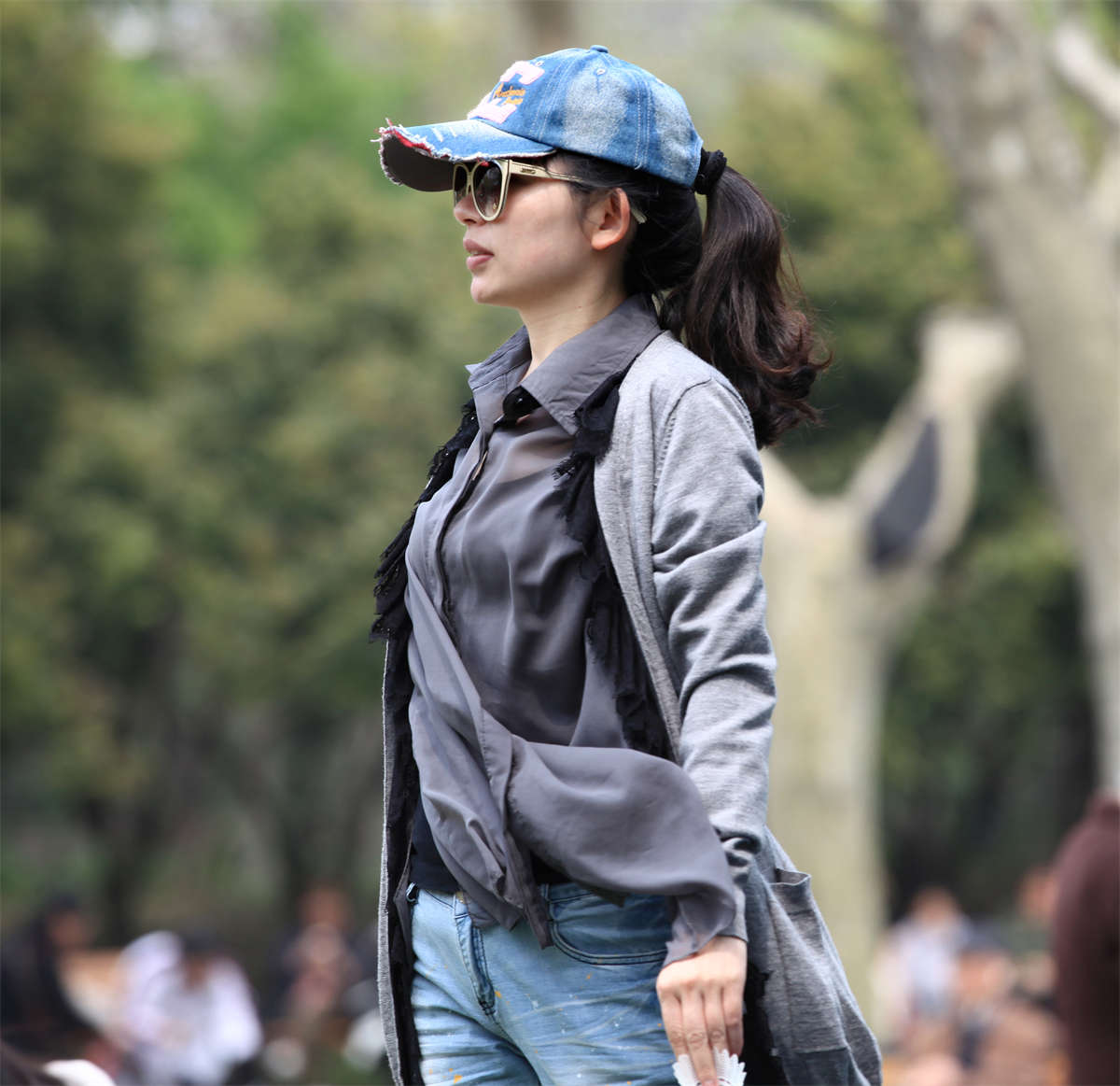 踏青公园街拍系列No.118 特写少妇劲爆肉丝足-日更街拍
