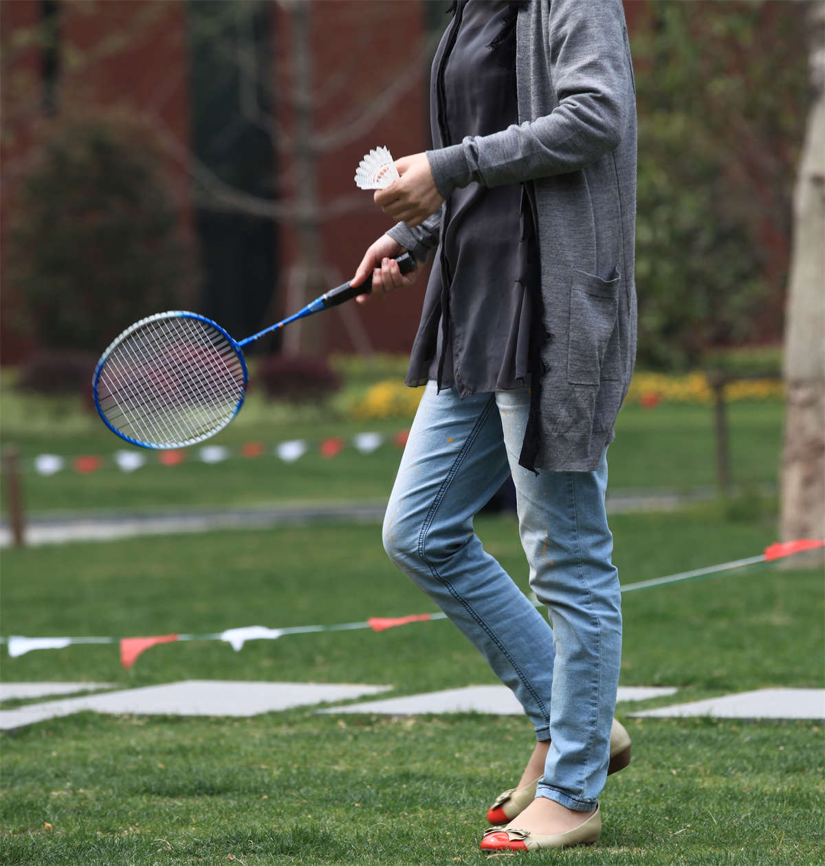 图片[2]-踏青公园街拍系列No.118 特写少妇劲爆肉丝足-日更街拍