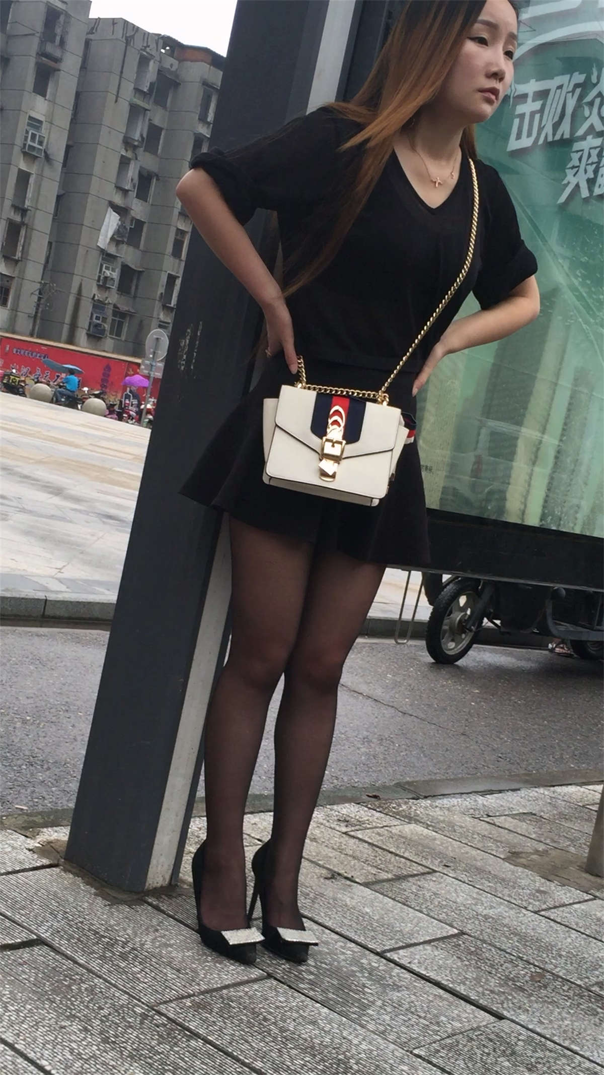 图片[2]-漂亮黑丝高跟MM车站等车-日更街拍