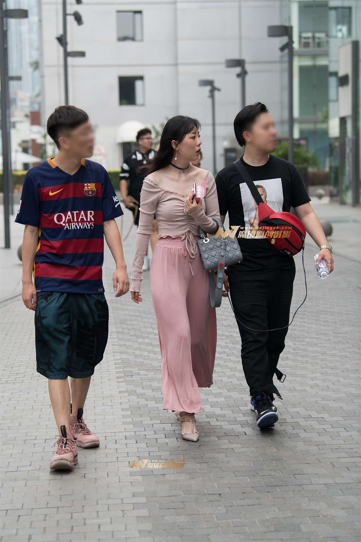 【一只傻麋鹿赛帖】丰满、圆润、性感橙色贴身紧身裤美女-日更街拍