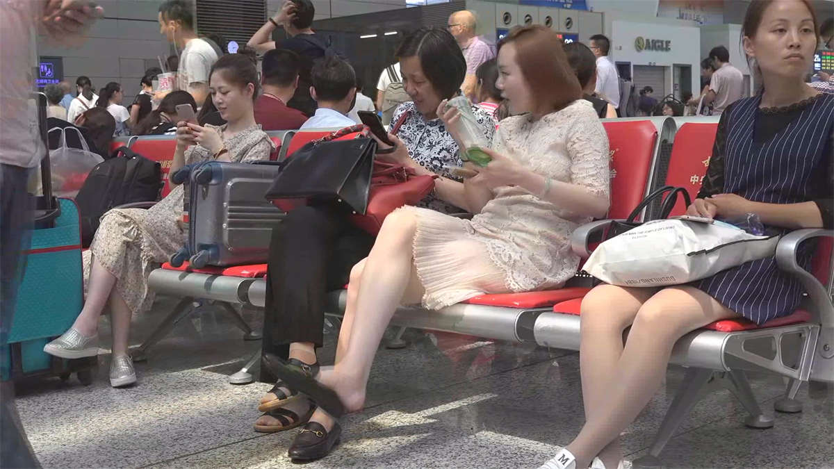 想不到一位优雅女生能把粉嫩玉足玩出那么多花样-日更街拍