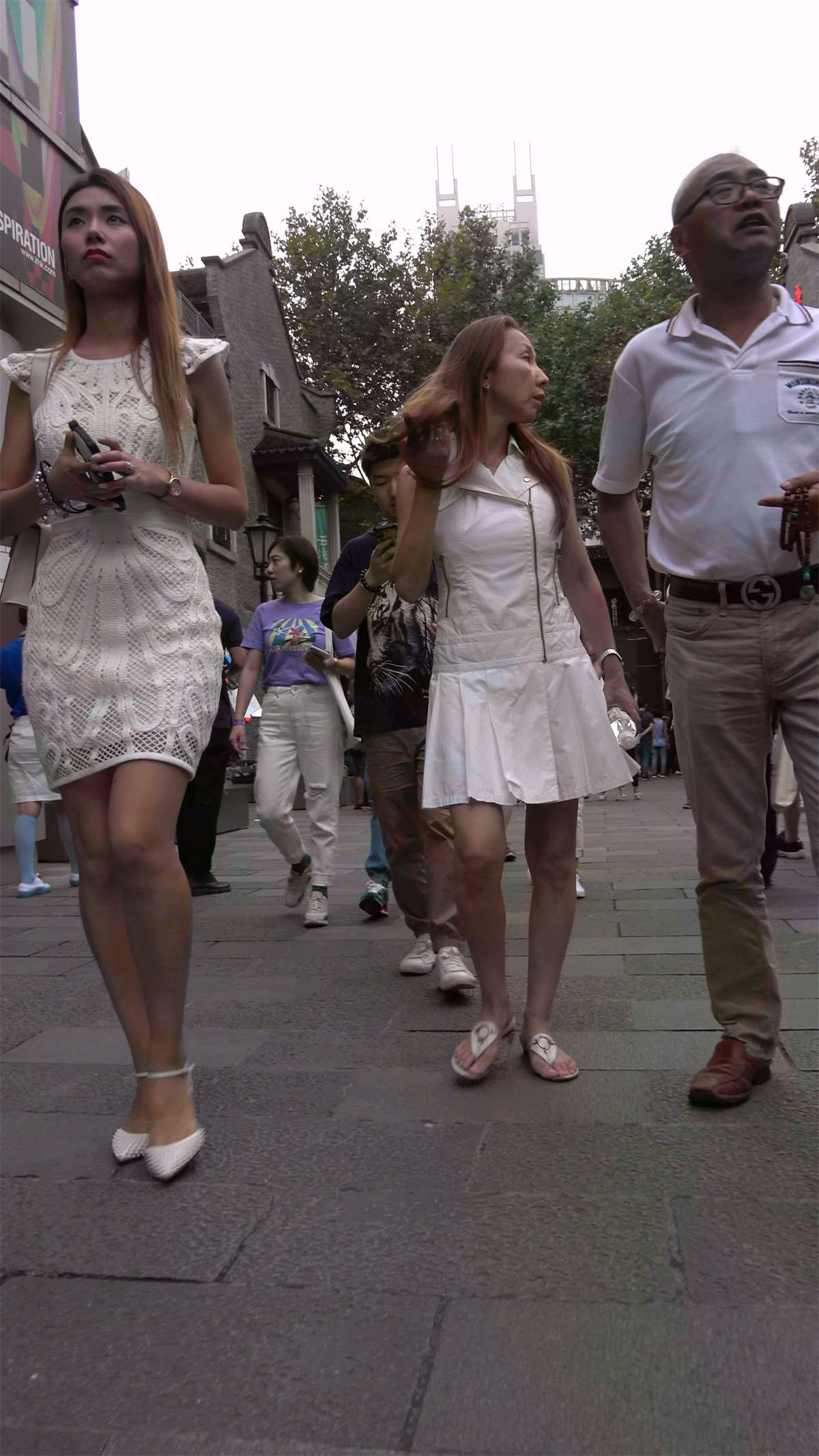 图片[2]-白色连衣裙高挑苗条身材高跟鞋美女-日更街拍