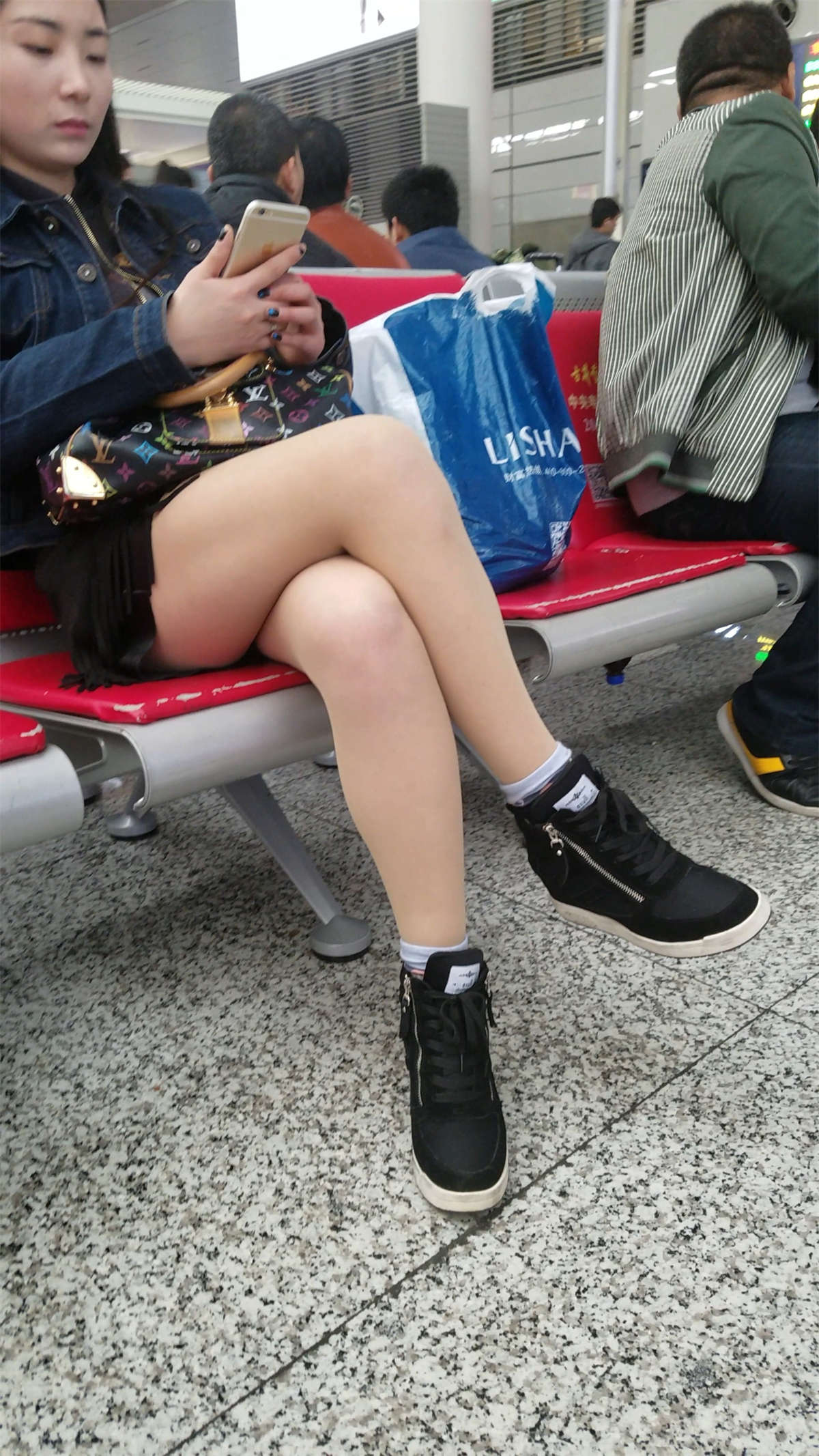 [4K高清视频]火车站候车的长发妹子性感大白腿-日更街拍