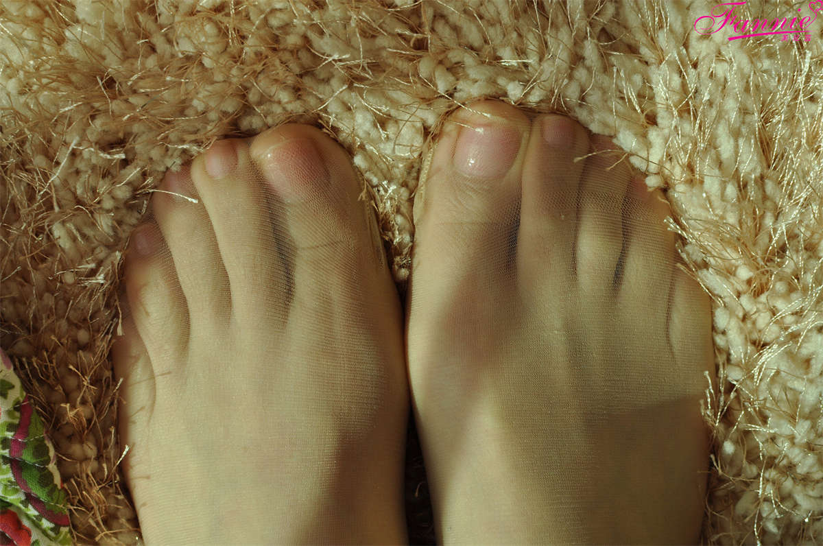 图片[2]-Fannie芬妮美足园NO.261 午后斜阳 温暖惬意（短肉丝1）-日更街拍