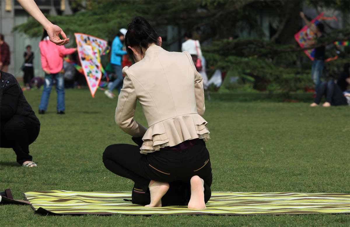 图片[2]-踏青公园街拍系列No.41 白嫩MM让你同时领略肉丝和黑丝的风情-日更街拍