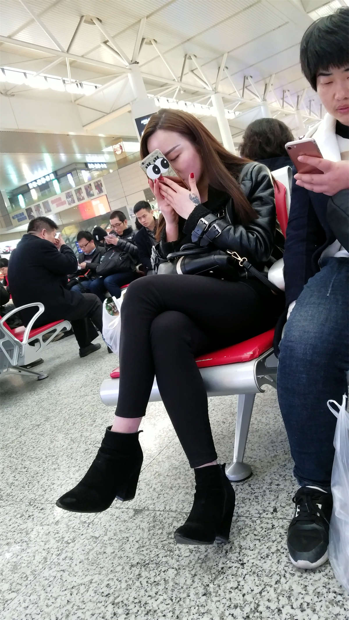 图片[2]-[4K高清视频]黑色紧身裤长发美女车站候车-日更街拍