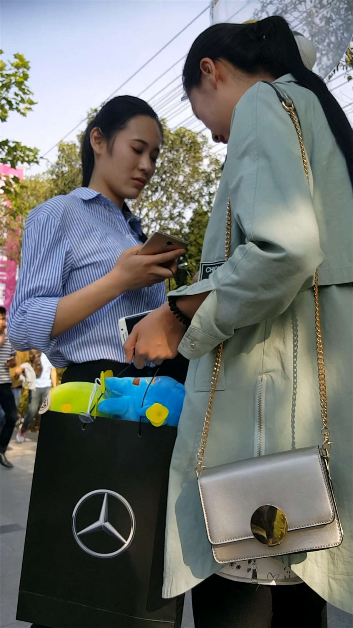 图片[2]-性感大方迷人的长腿女神-日更街拍