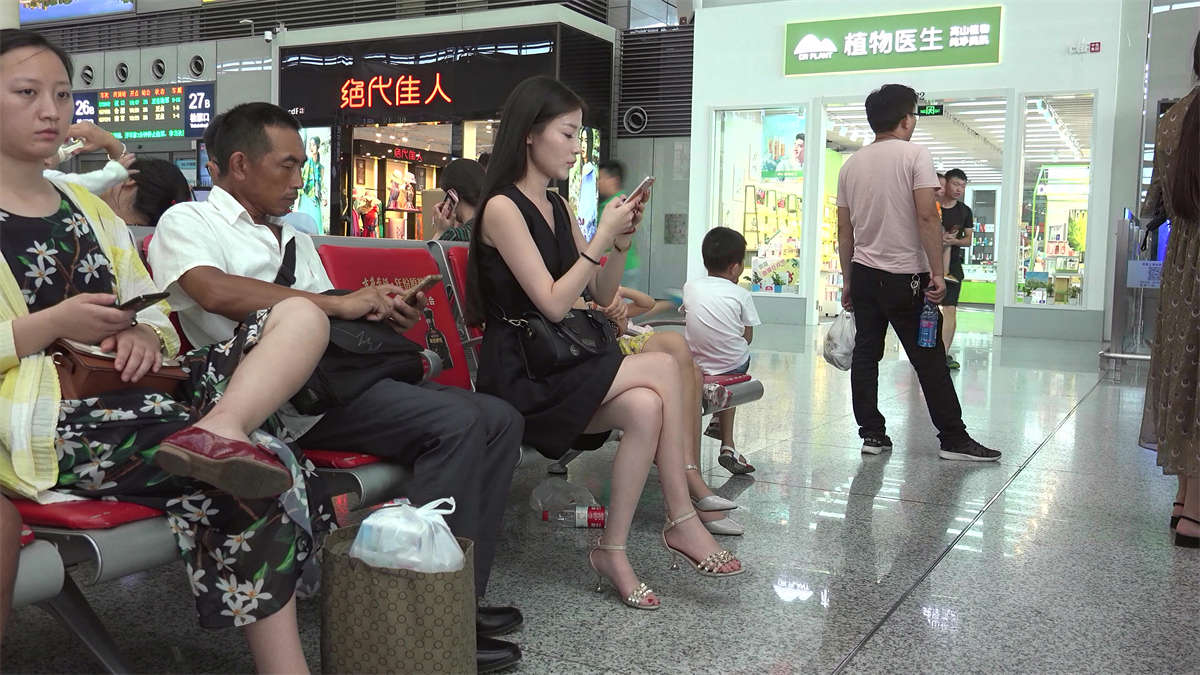 长得这么甜美的女人，就算静静坐着也会让你看的不舍得转眼-日更街拍