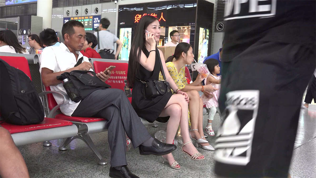 图片[2]-长得这么甜美的女人，就算静静坐着也会让你看的不舍得转眼-日更街拍